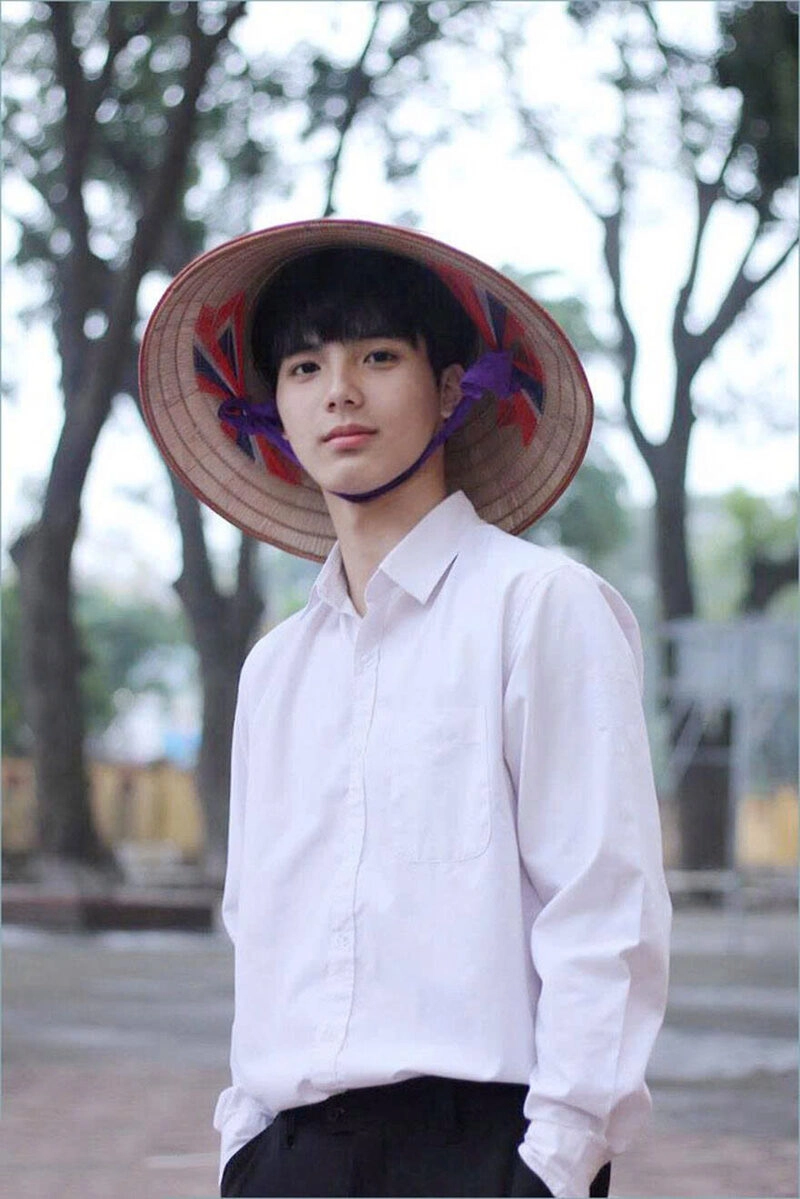 Hình ảnh nam sinh Việt Nam đội nón lá