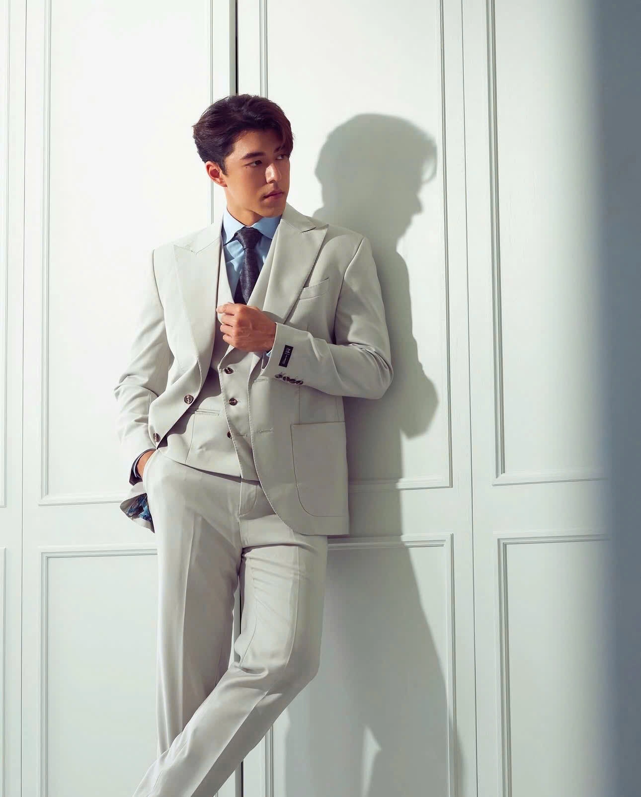 Hình avatar nam mặc vest lịch lãm