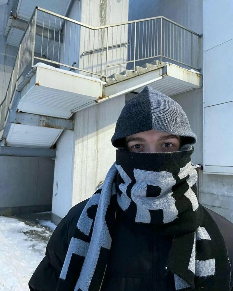 Avatar trai che mặt với ánh nhìn xa xăm đầy ẩn ý