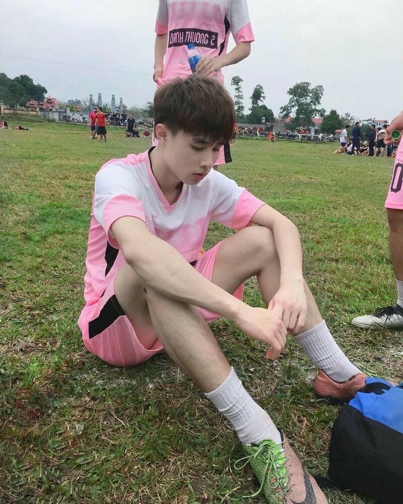 Ảnh anime nam mặc áo đá bóng với vẻ ngoài dễ thương