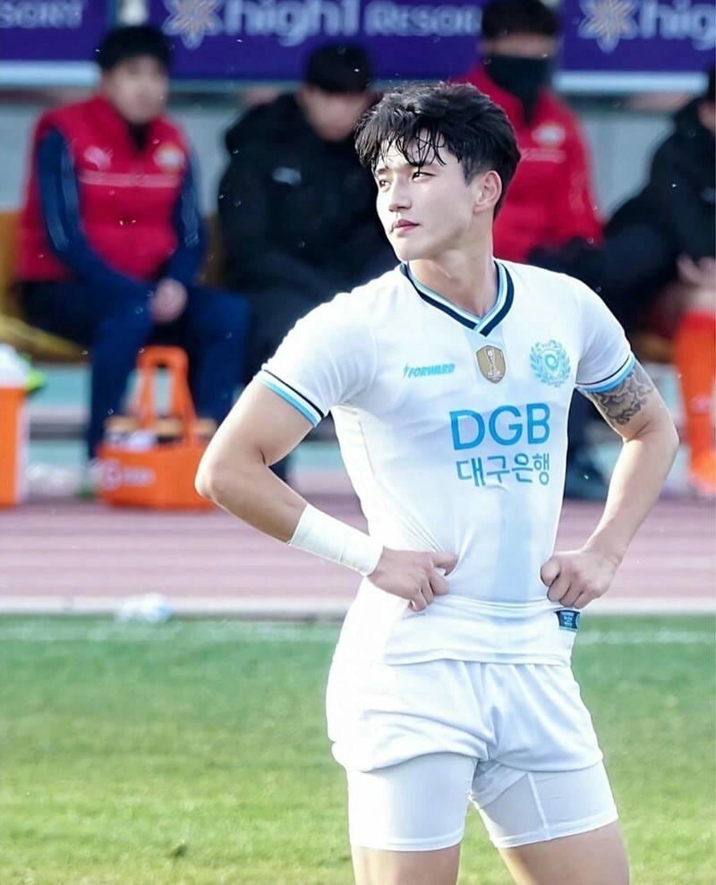 Ảnh anime đá bóng nam cute với nét mặt đáng yêu