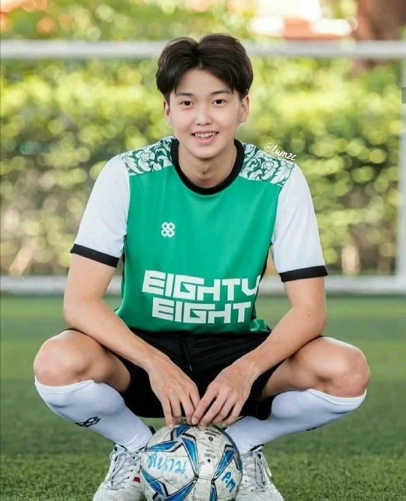 Ảnh Việt Nam đá bóng trong trận đấu kịch tính