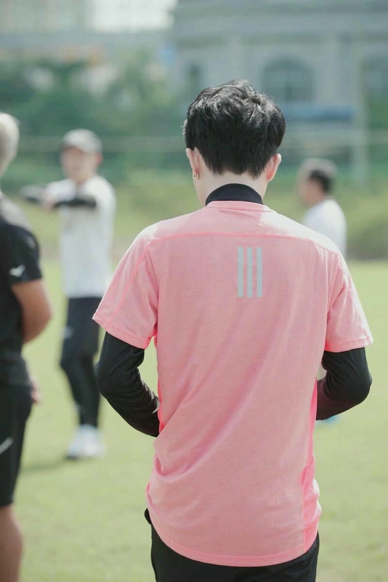 Ảnh avatar nam đá bóng thể hiện niềm vui chiến thắng