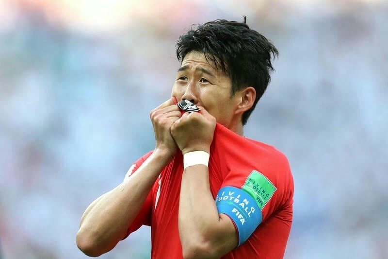 Ảnh nam đá bóng tạo dáng mạnh mẽ