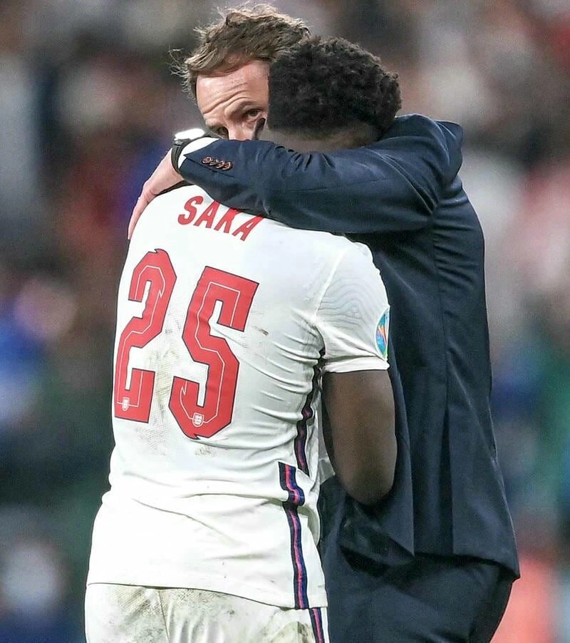 Ảnh nam đá bóng che mặt