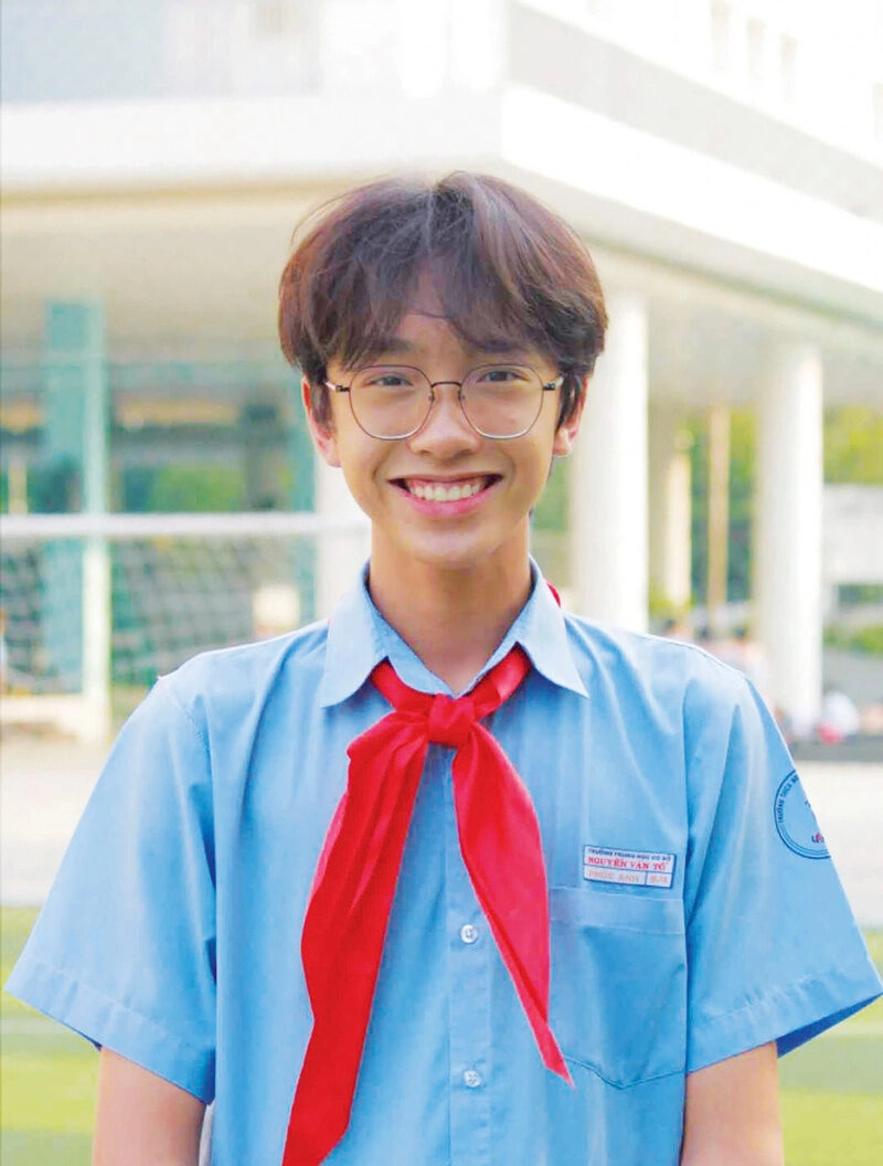 Hình ảnh nam học sinh cười rạng rỡ