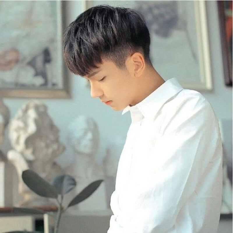 Hình ảnh nam học sinh lớp 8 nhìn nghiêng siêu cuốn