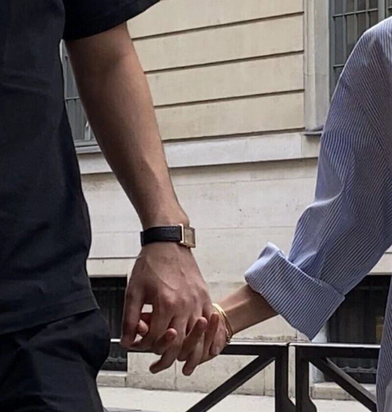 ảnh nắm tay giấu mặt