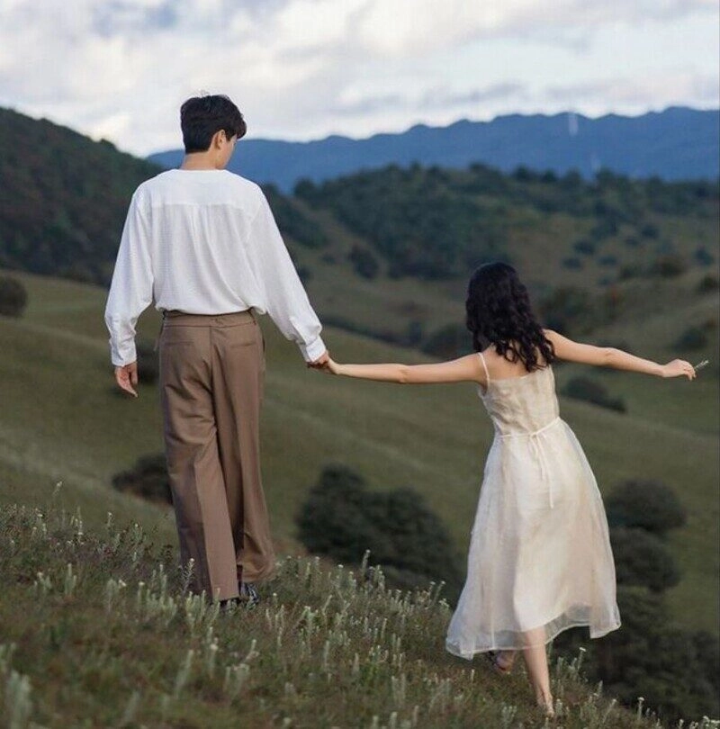 hình ảnh nắm tay giấu mặt