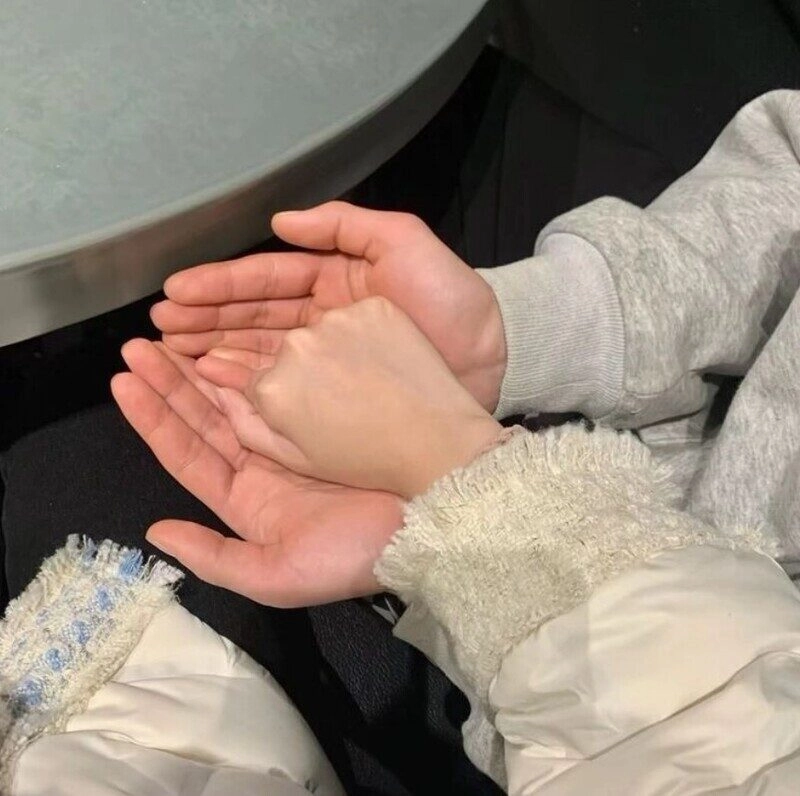 ảnh nắm tay giấu mặt