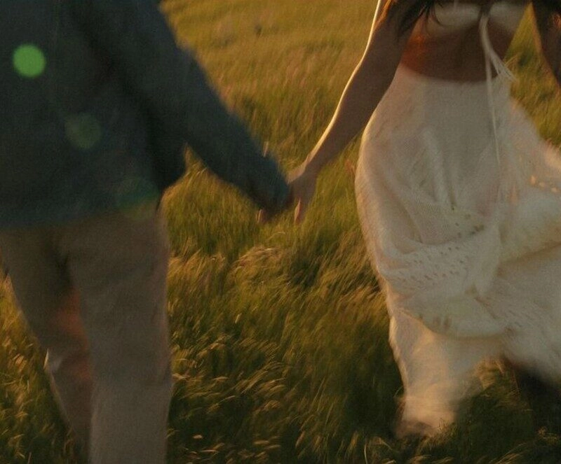 hình ảnh nắm tay giấu mặt