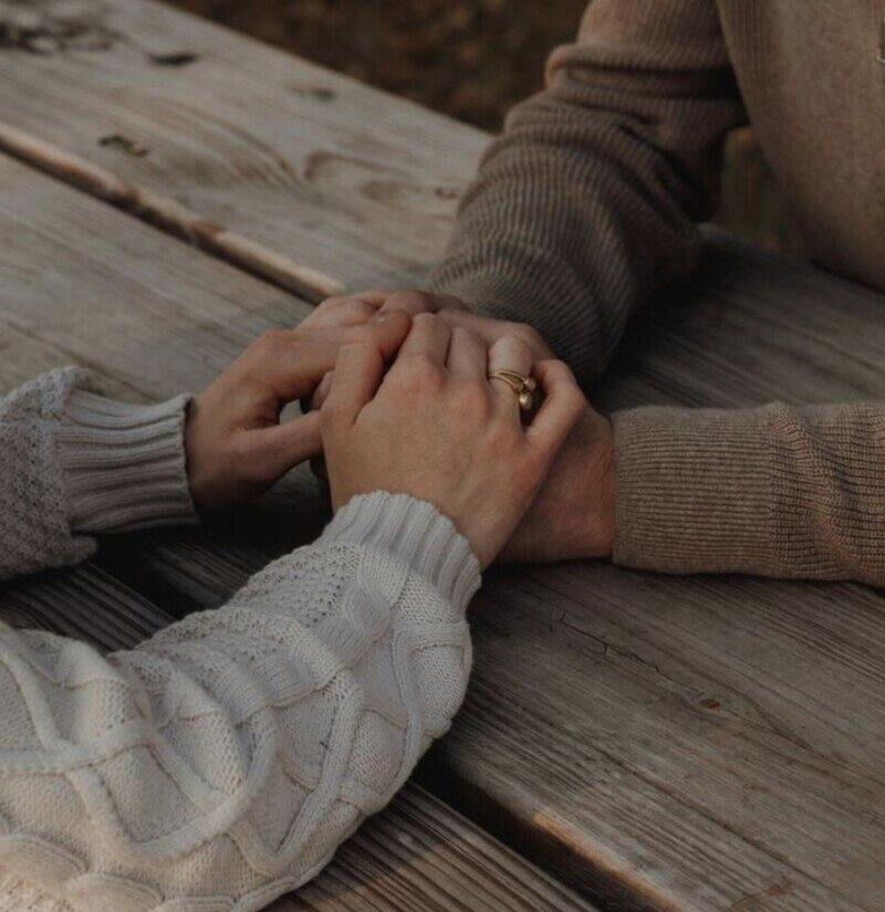 ảnh nắm tay giấu mặt