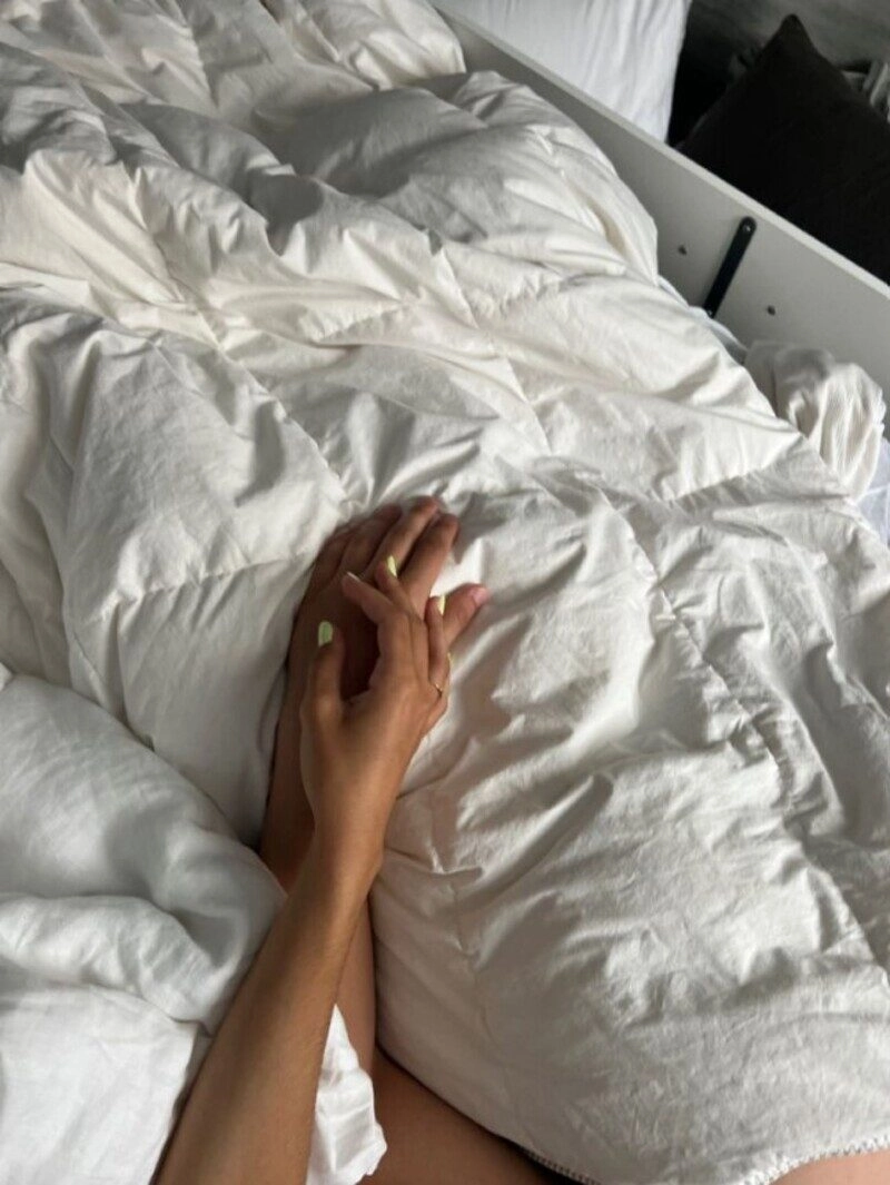 ảnh nắm tay người yêu trên giường