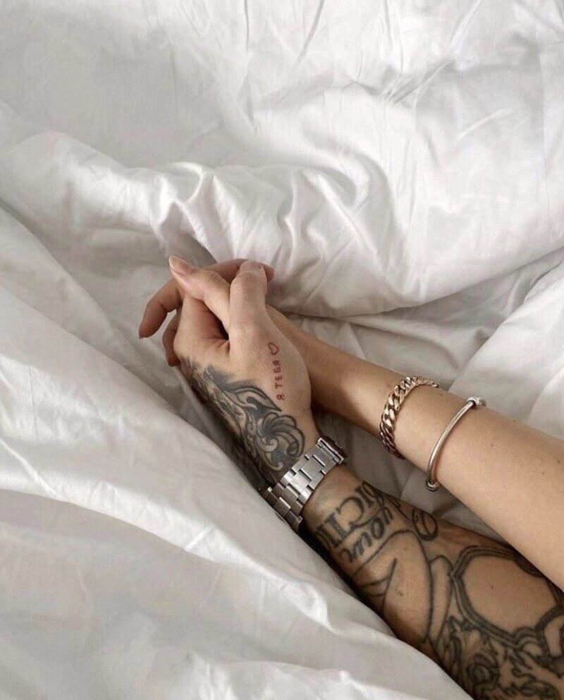 ảnh nắm tay người yêu trên giường