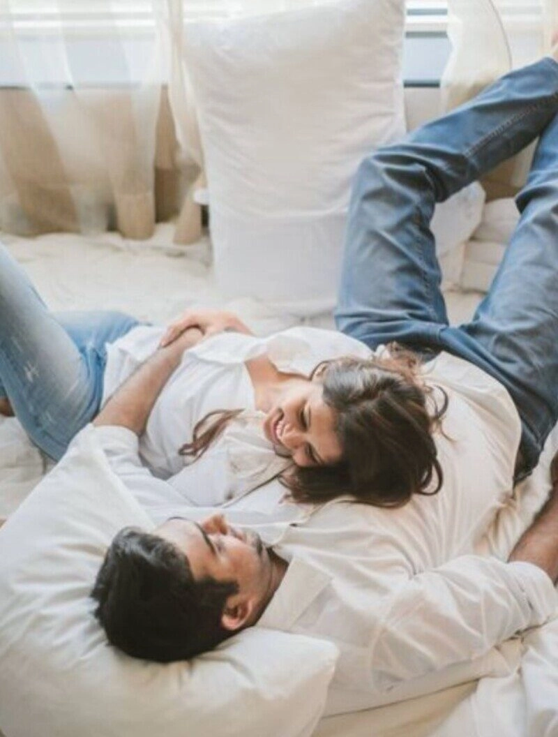 ảnh nắm tay người yêu trên giường