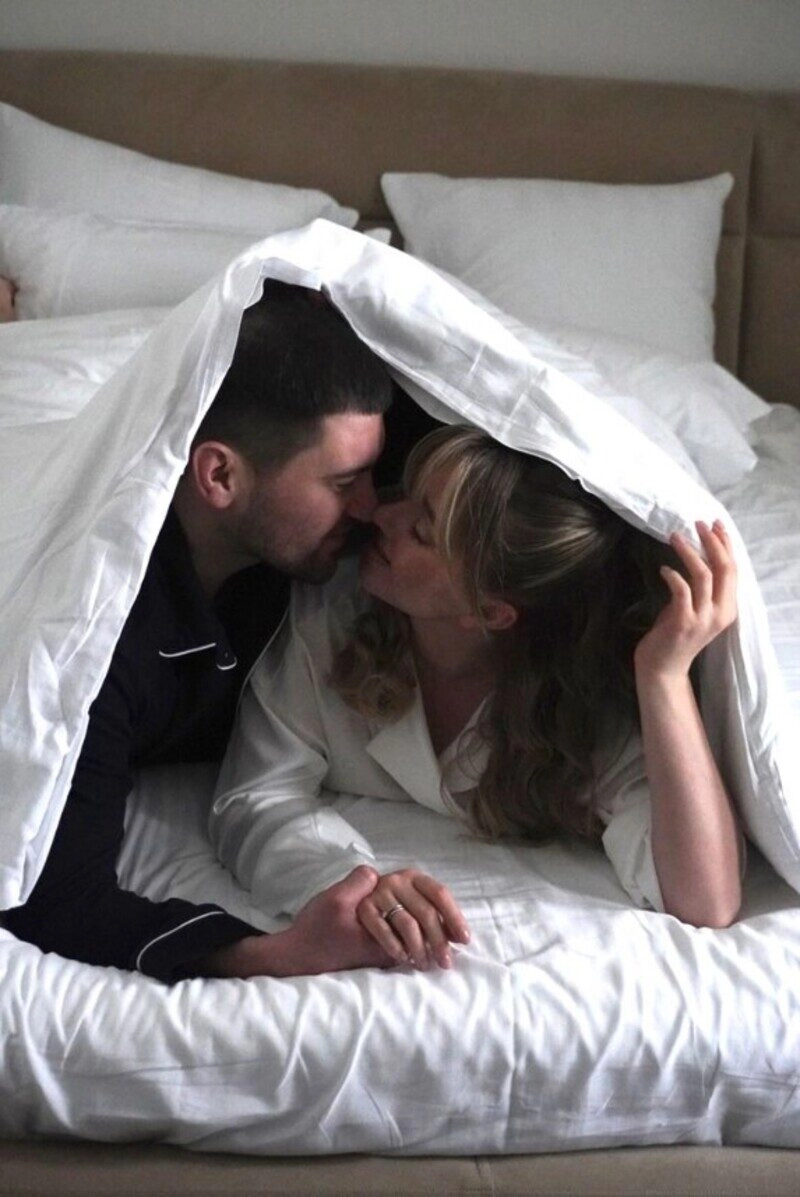 ảnh nắm tay người yêu trên giường