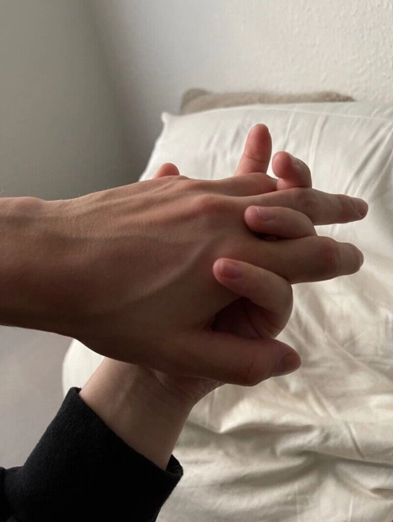 ảnh nắm tay nhau trên giường