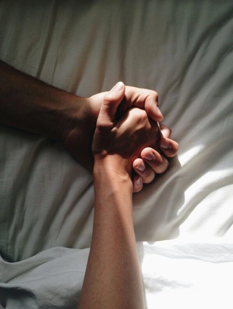 ảnh nắm tay nhau trên giường