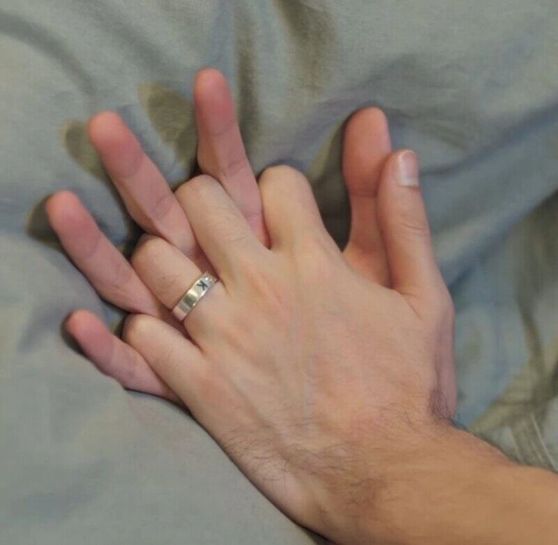 ảnh nắm tay nhau trên giường