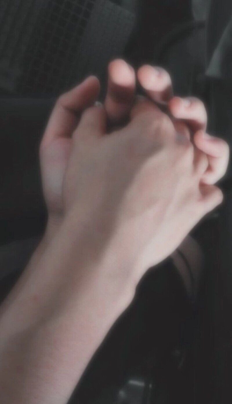 ảnh nắm tay nhau trên giường