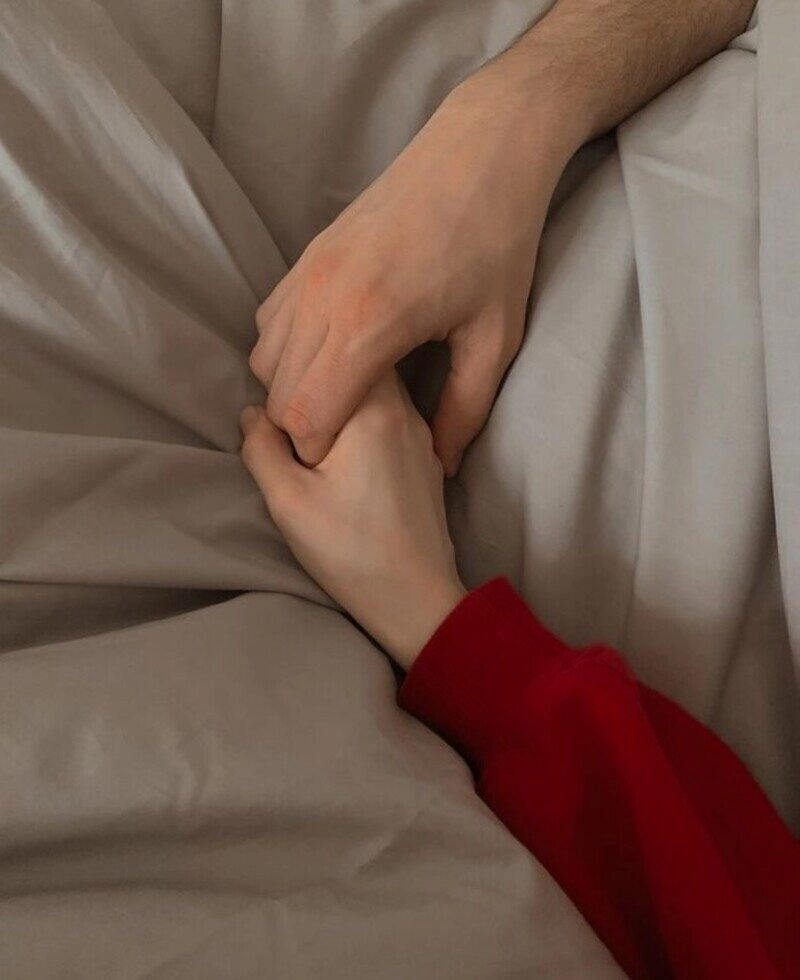 ảnh nắm tay trên giường