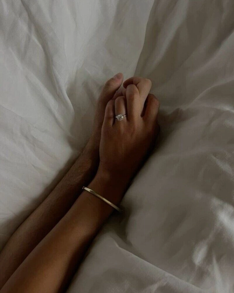 ảnh nắm tay trên giường