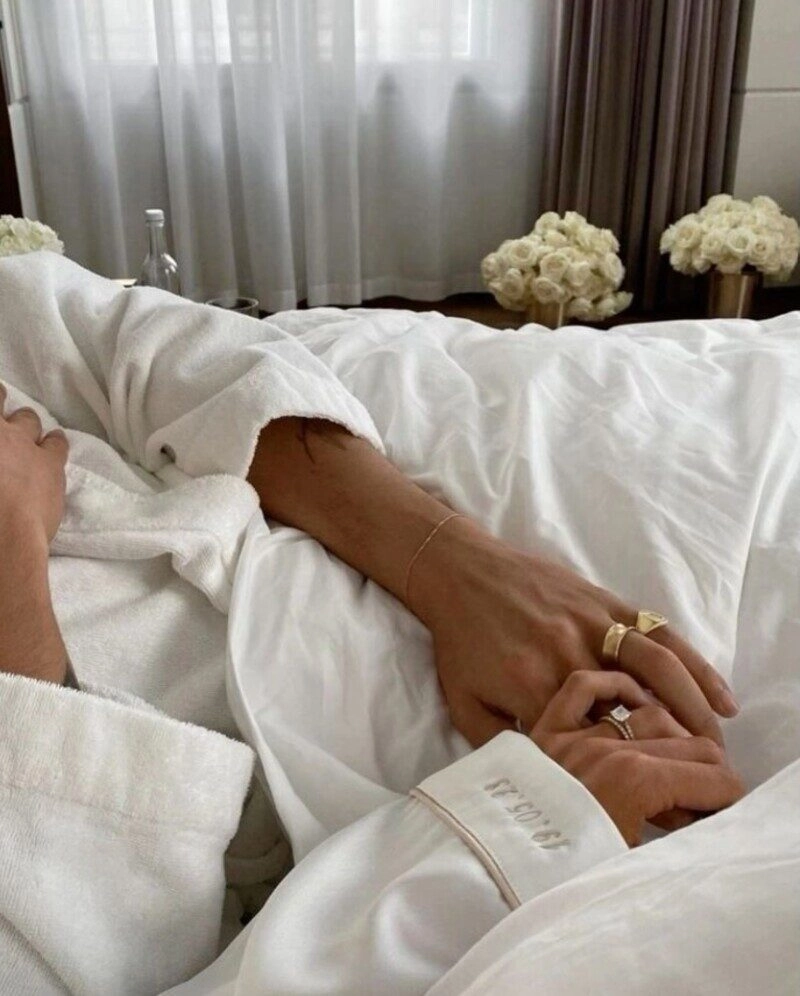ảnh nắm tay trên giường