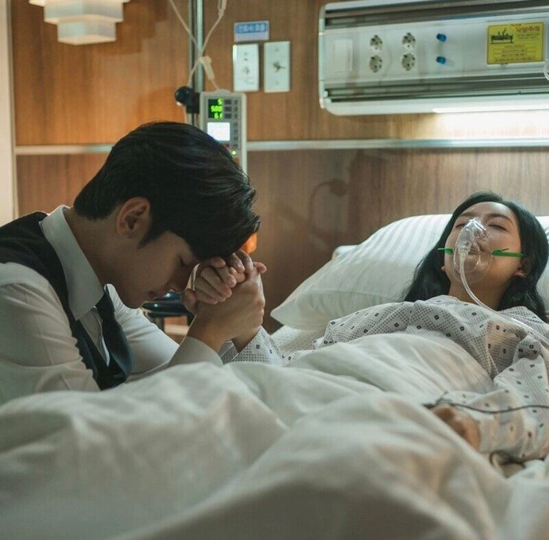 ảnh nắm tay trên giường bệnh