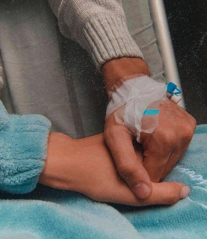 ảnh nắm tay trên giường bệnh