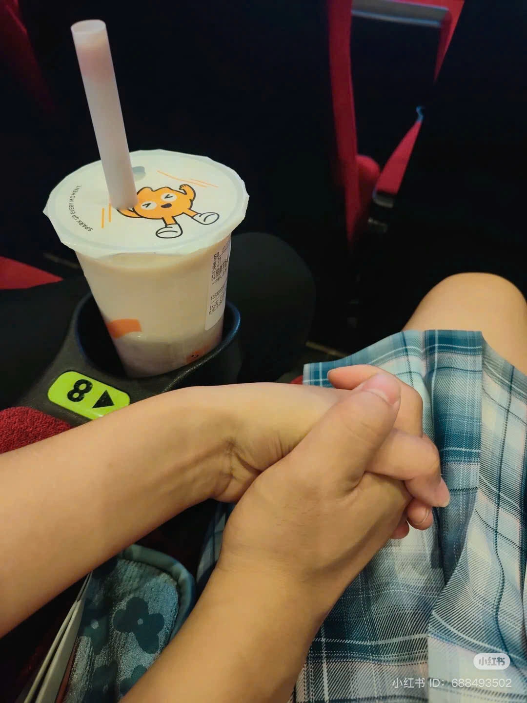 ảnh nắm tay trong rạp phim