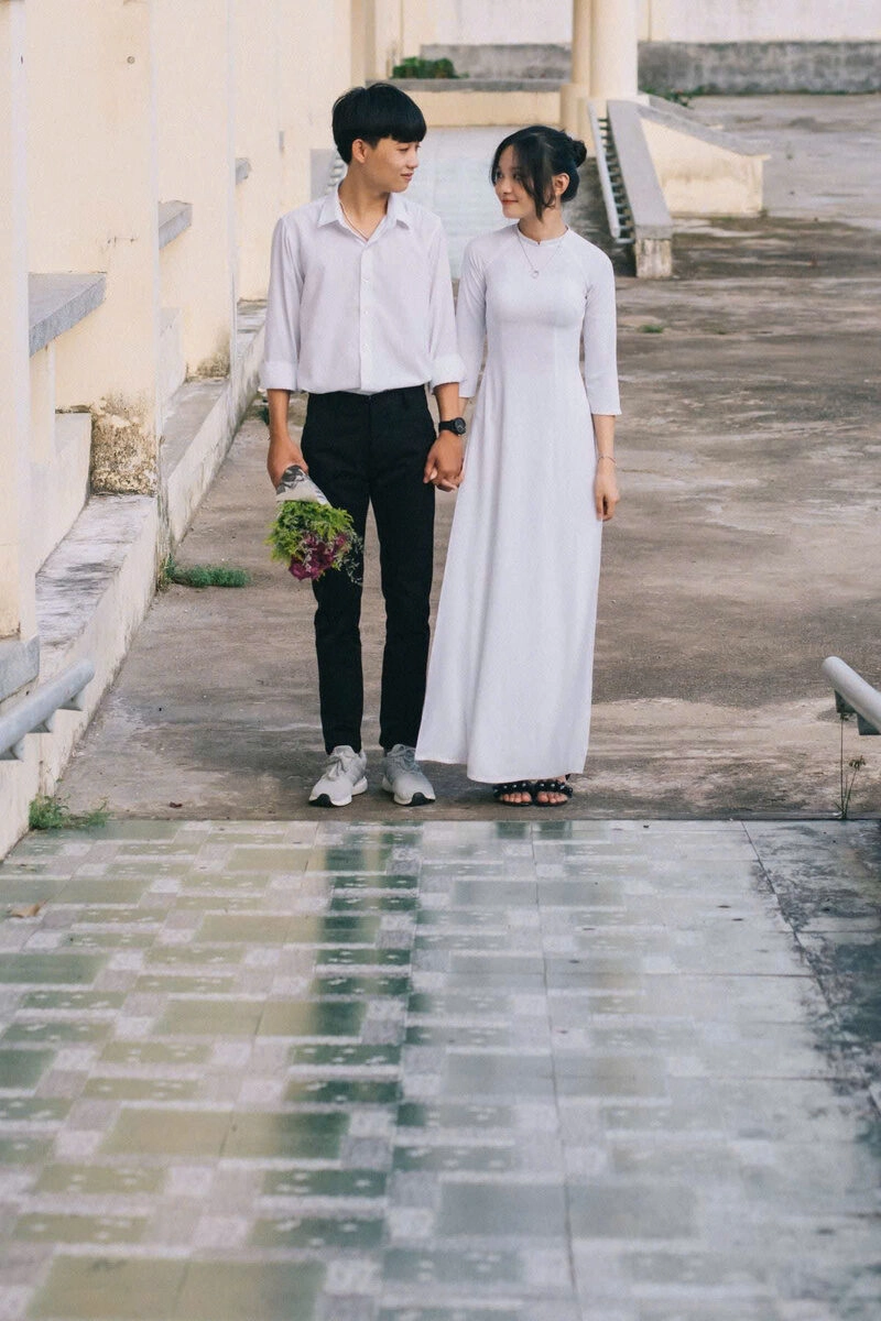 Cùng nhau nắm tay trên sân trường ngày cuối năm