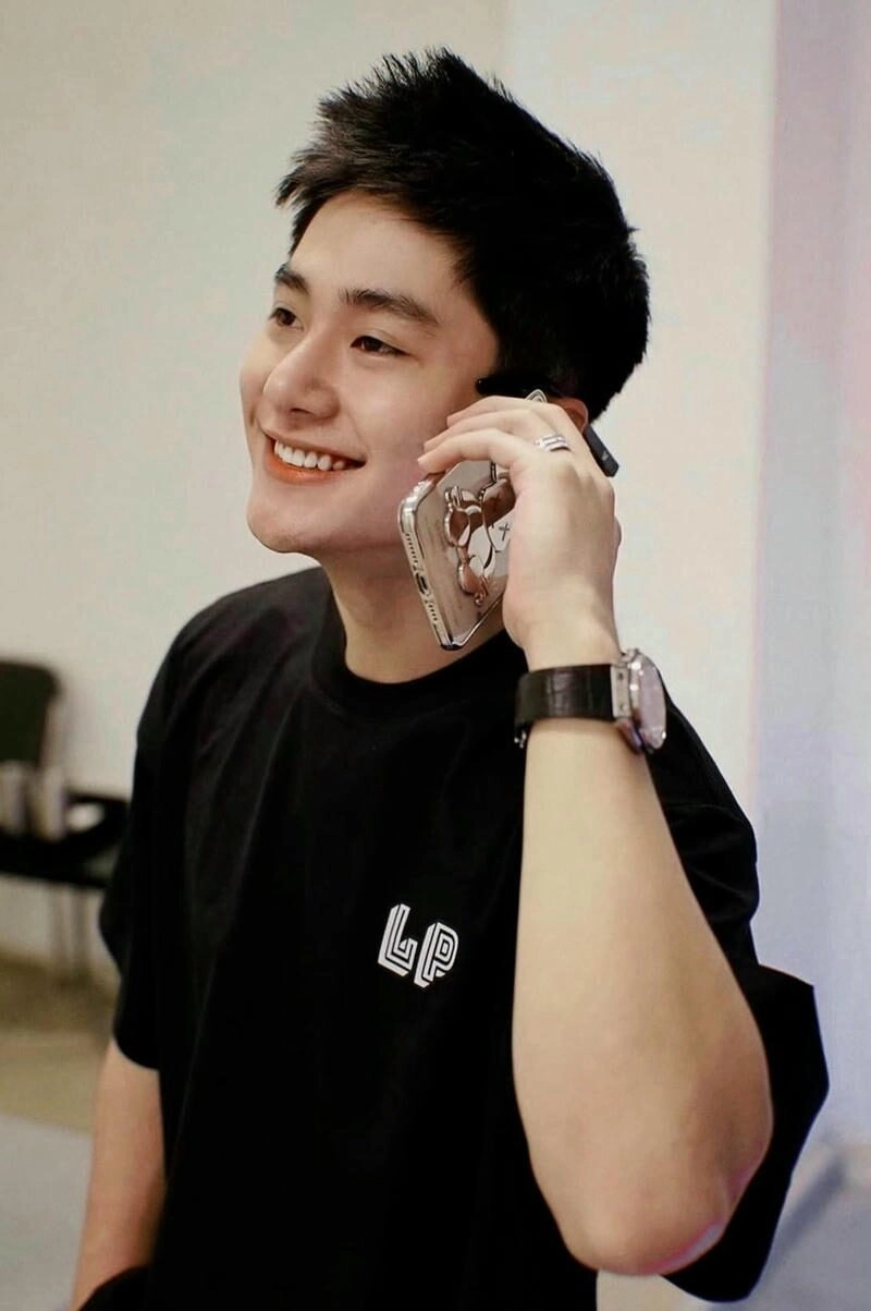 Ảnh nam thần đẹp trai trong không gian học đường 