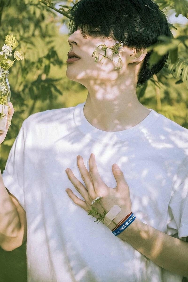 Ảnh trai đẹp chụp góc nghiêng mang lại vẻ đẹp sắc sảo