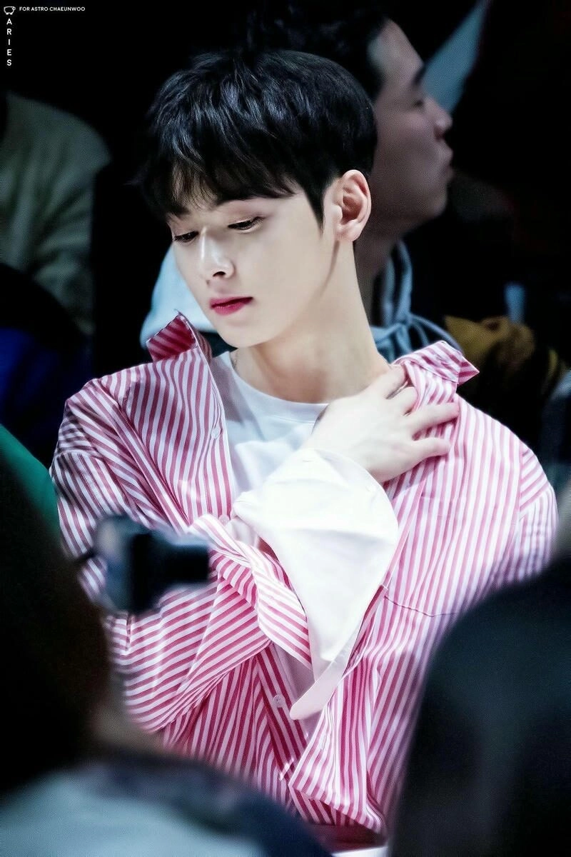 Ảnh trai góc nghiêng với thần thái lạnh lùng