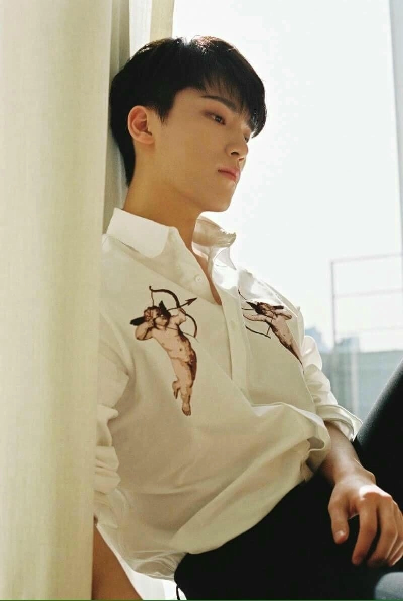 Ảnh trai đẹp nghiêng mặt tạo vẻ cuốn hút