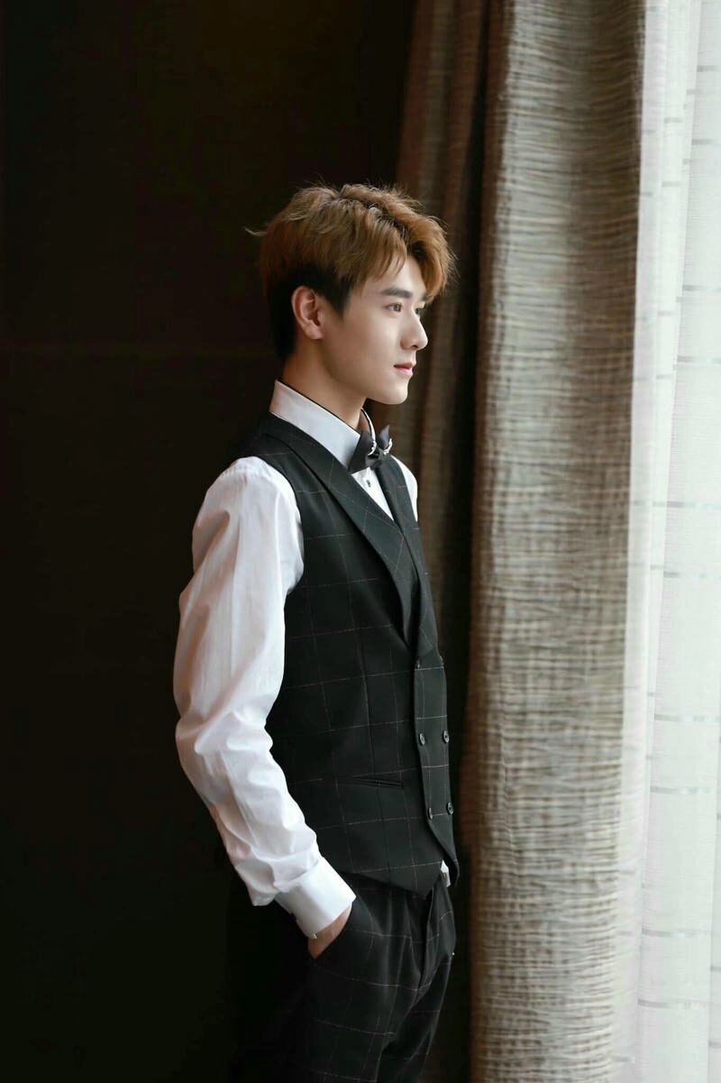 Ảnh nam góc nghiêng thể hiện sự điển trai