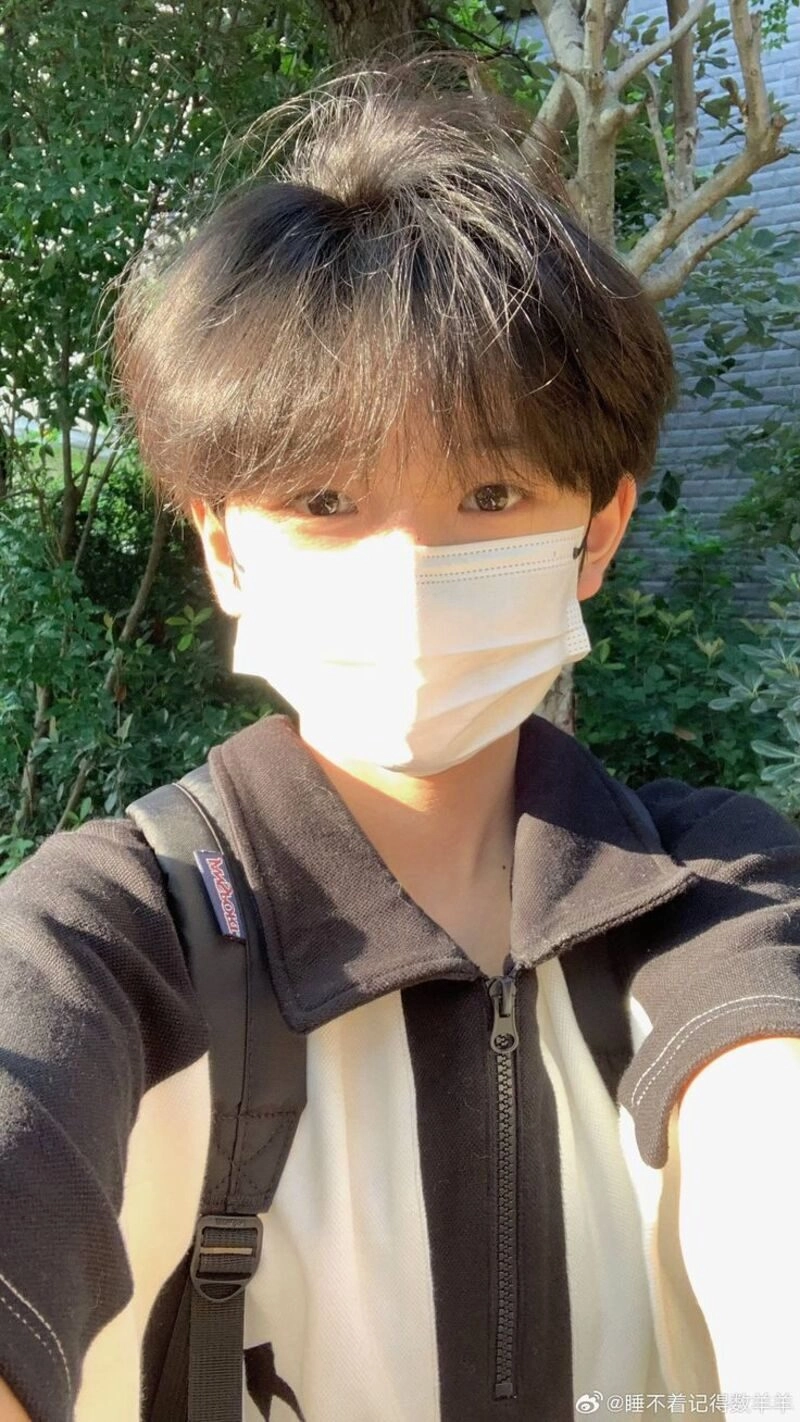 trai đẹp đeo khẩu trang