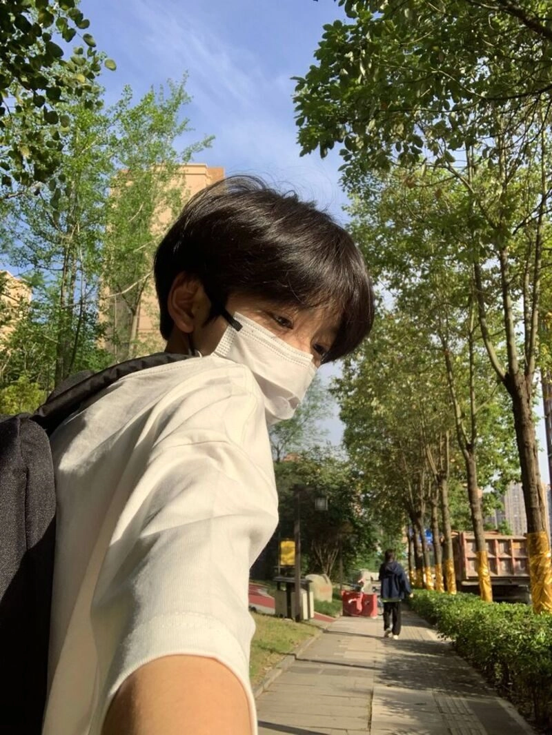 trai đẹp đeo khẩu trang