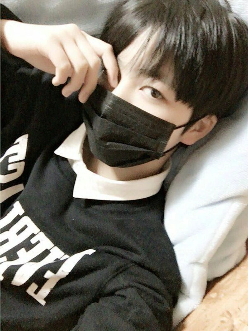 trai đẹp đeo khẩu trang