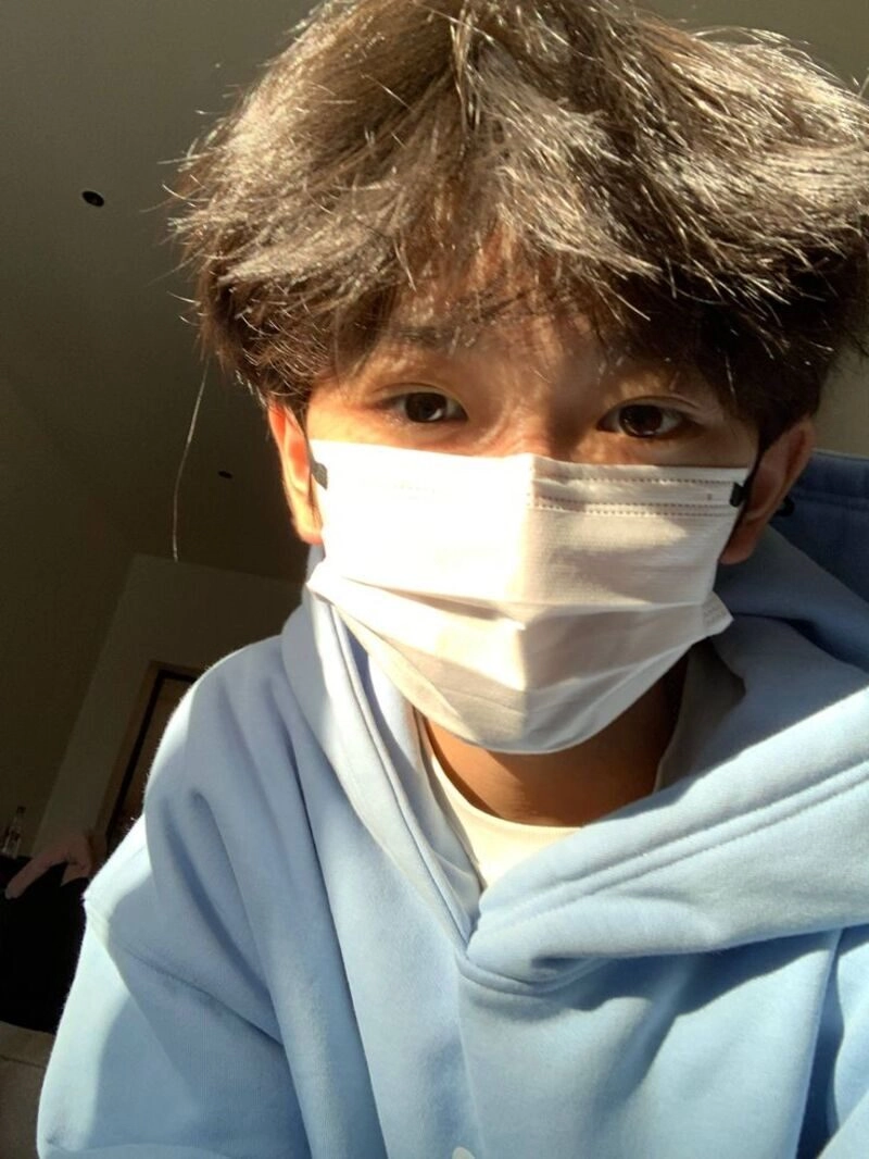 trai đẹp đeo khẩu trang