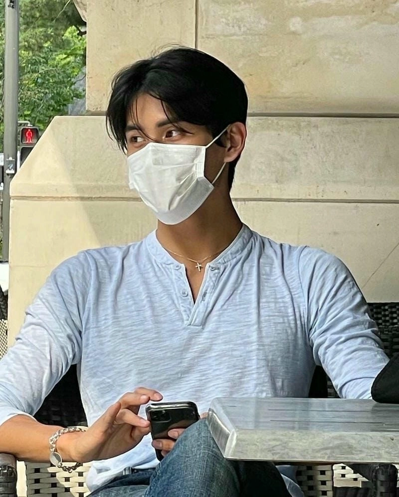 Ảnh trai đẹp K5 che mặt