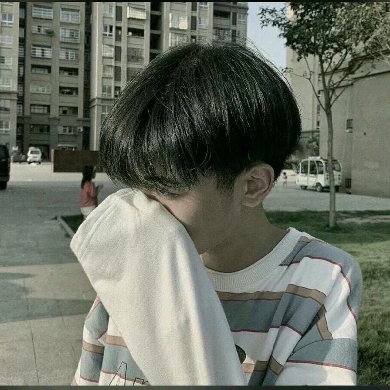 Ảnh trai 2K5 che mặt với không gian ngoài trời trong lành