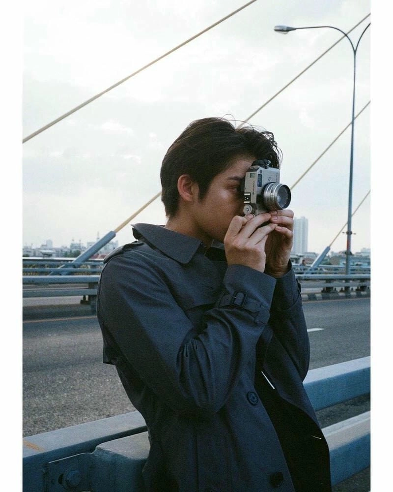 Ảnh trai đẹp 2K5 che mặt với áo hoodie