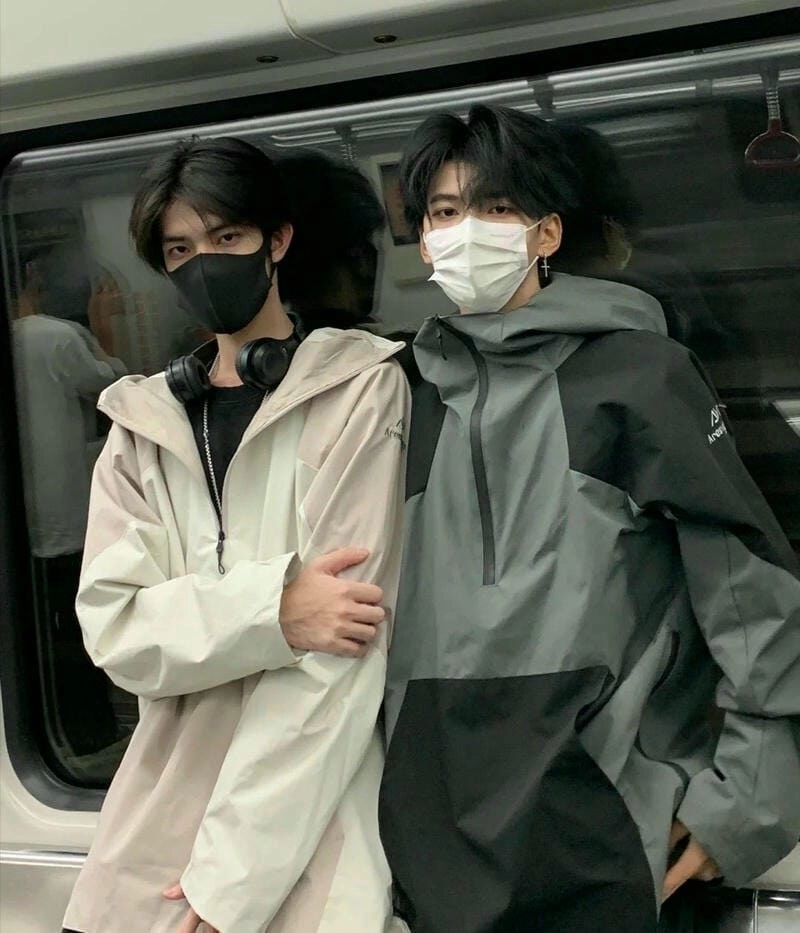 Ảnh trai 2K5 che mặt trong không gian tự nhiên