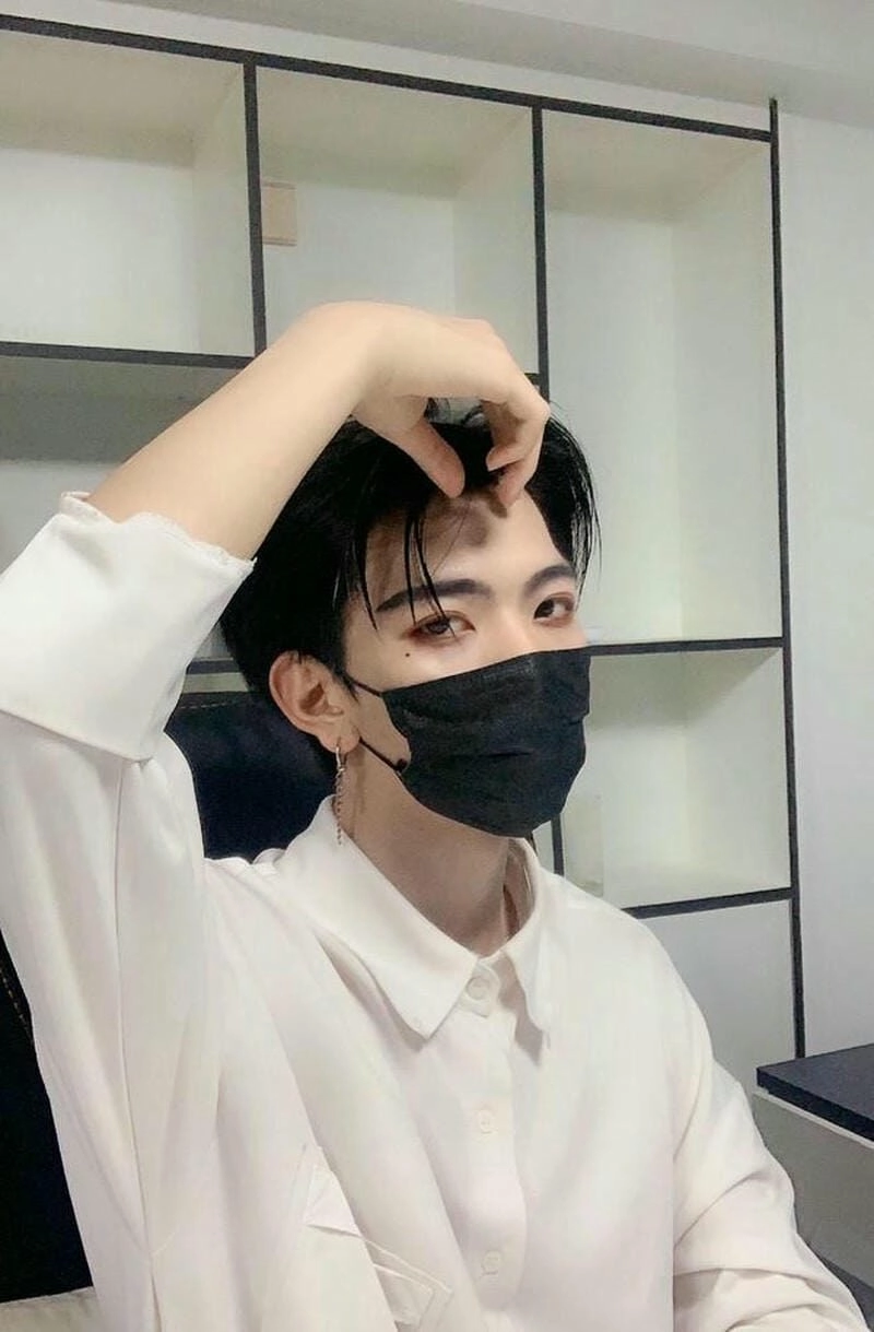 Ảnh trai đẹp 2005 che mặt với biểu cảm tự nhiên