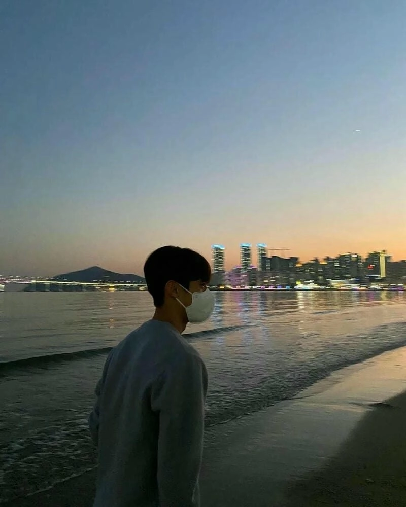 Ảnh trai 2K5 che mặt với trang phục casual