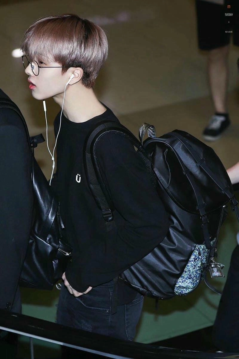 Ảnh trai đẹp 2K6 đeo khẩu trang trong trang phục thể thao