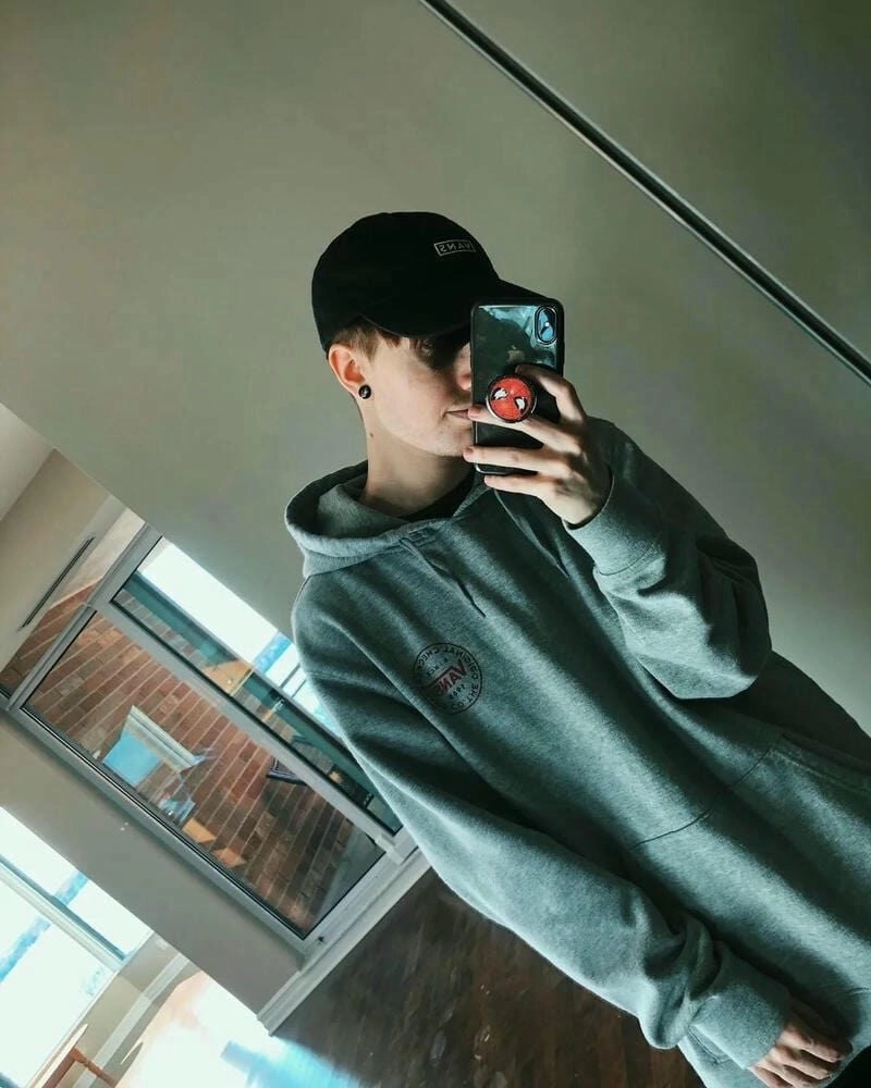 Ảnh trai đẹp che mặt 2K6 với góc nghiêng điển trai