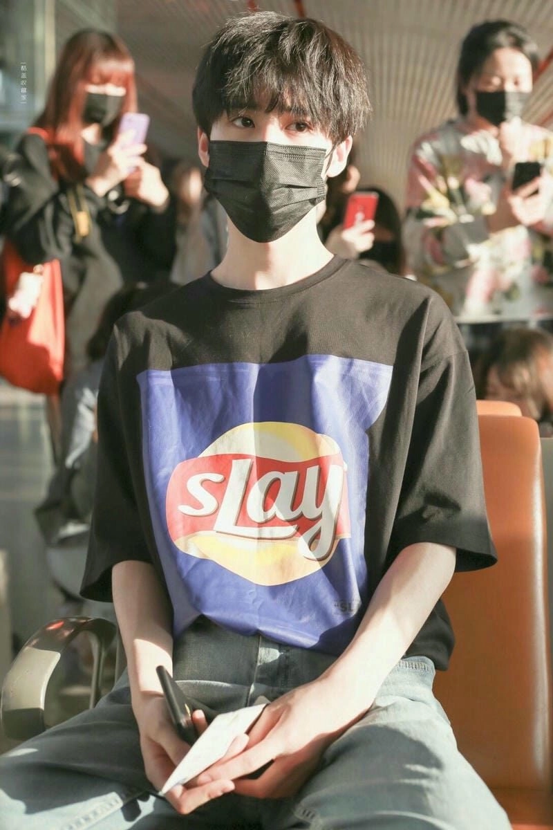 Ảnh trai đẹp 2K6 che mặt với biểu cảm trầm tư