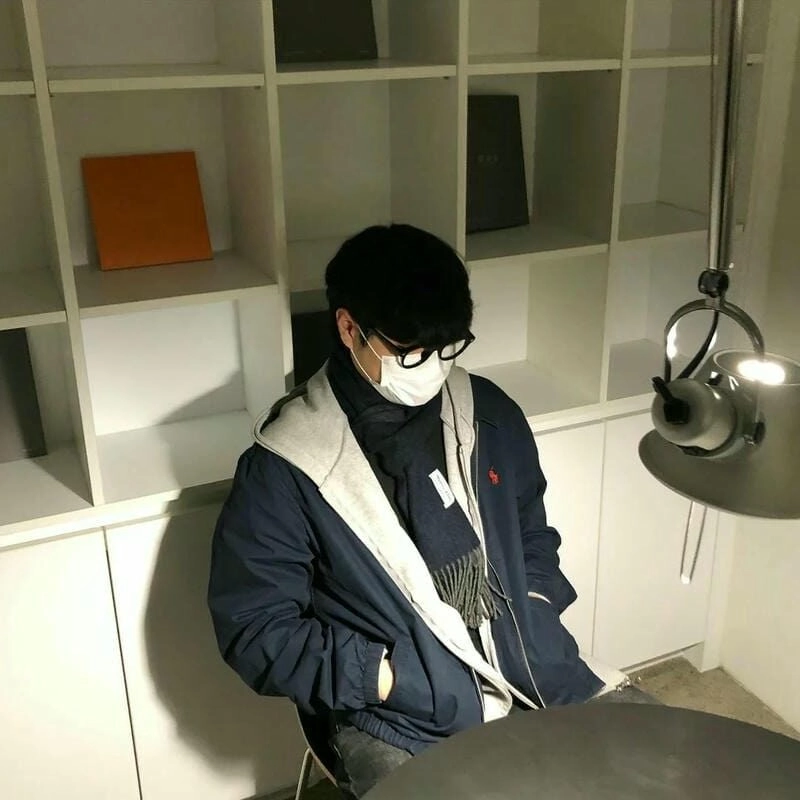 Ảnh trai đẹp che mặt 2K6 trong trang phục đơn giản